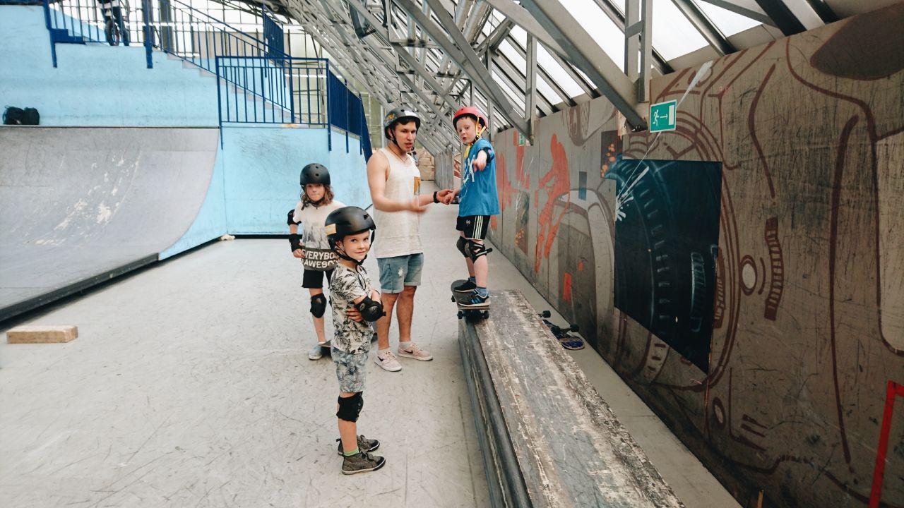 Group of young skaters at a lesson with One2Flip